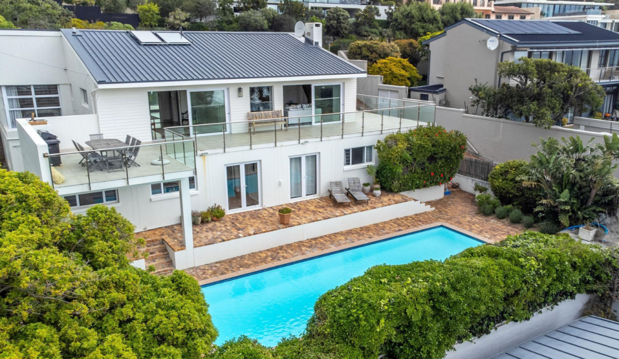 17 Leeukoppie Road. Llandudno 4